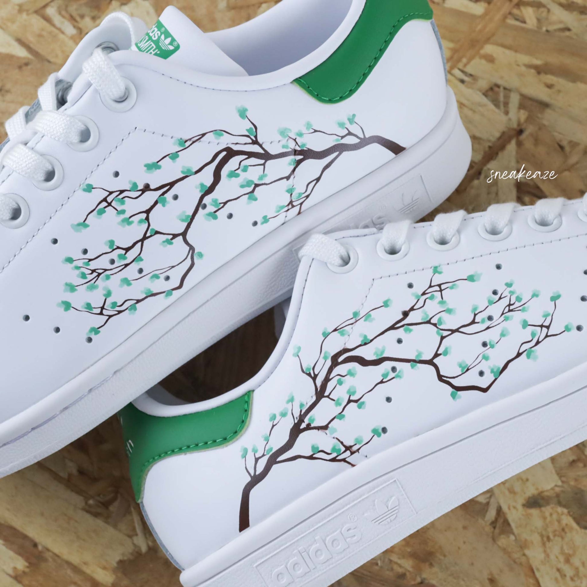 Adidas Stan Smith Custom Cherry Blossom Fleurs de Cerisiers Sakura vert d'eau peint à la main - sneakeaze custom sneakers personnalisé adidas unisexe dessin japon kawaii