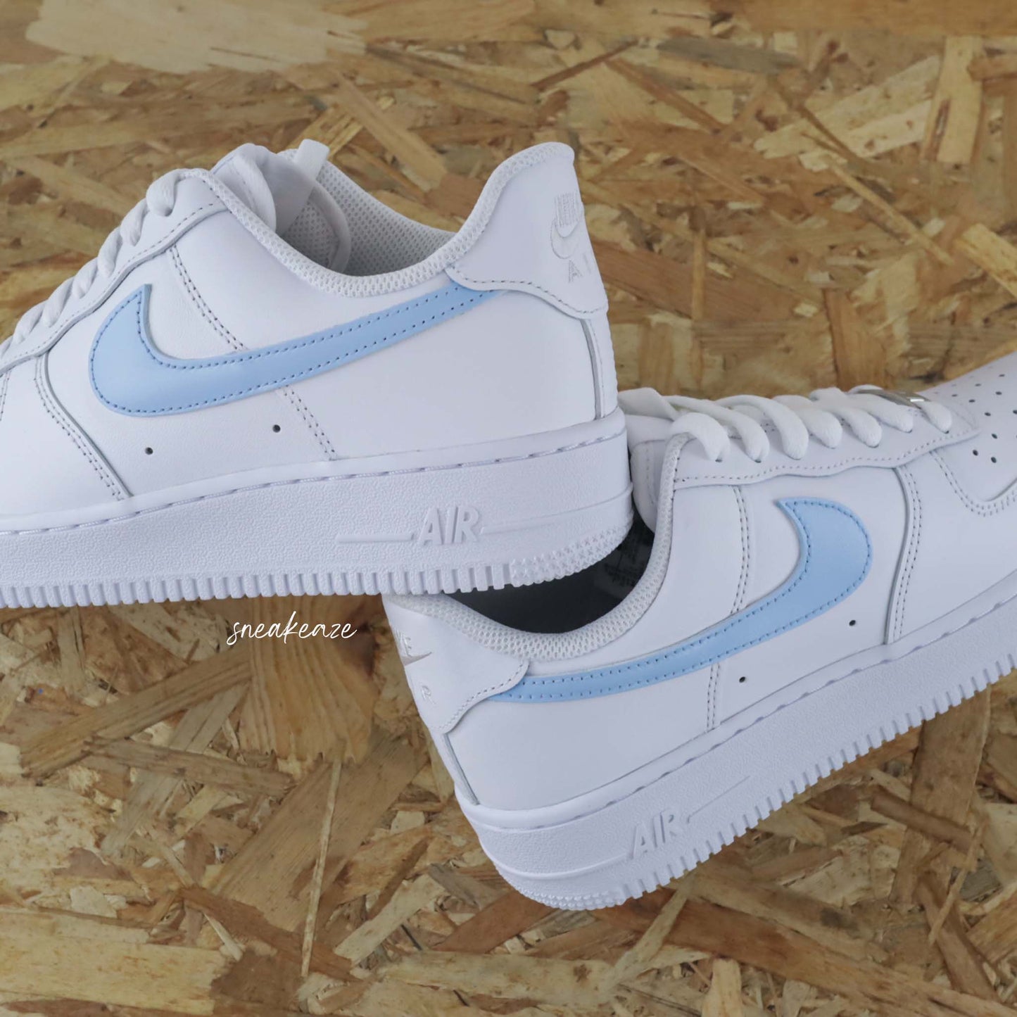 nike air force 1 custom swoosh bleu pastel unc blue sneakers femme enfant AF1 personnalisé basket peint à la main 