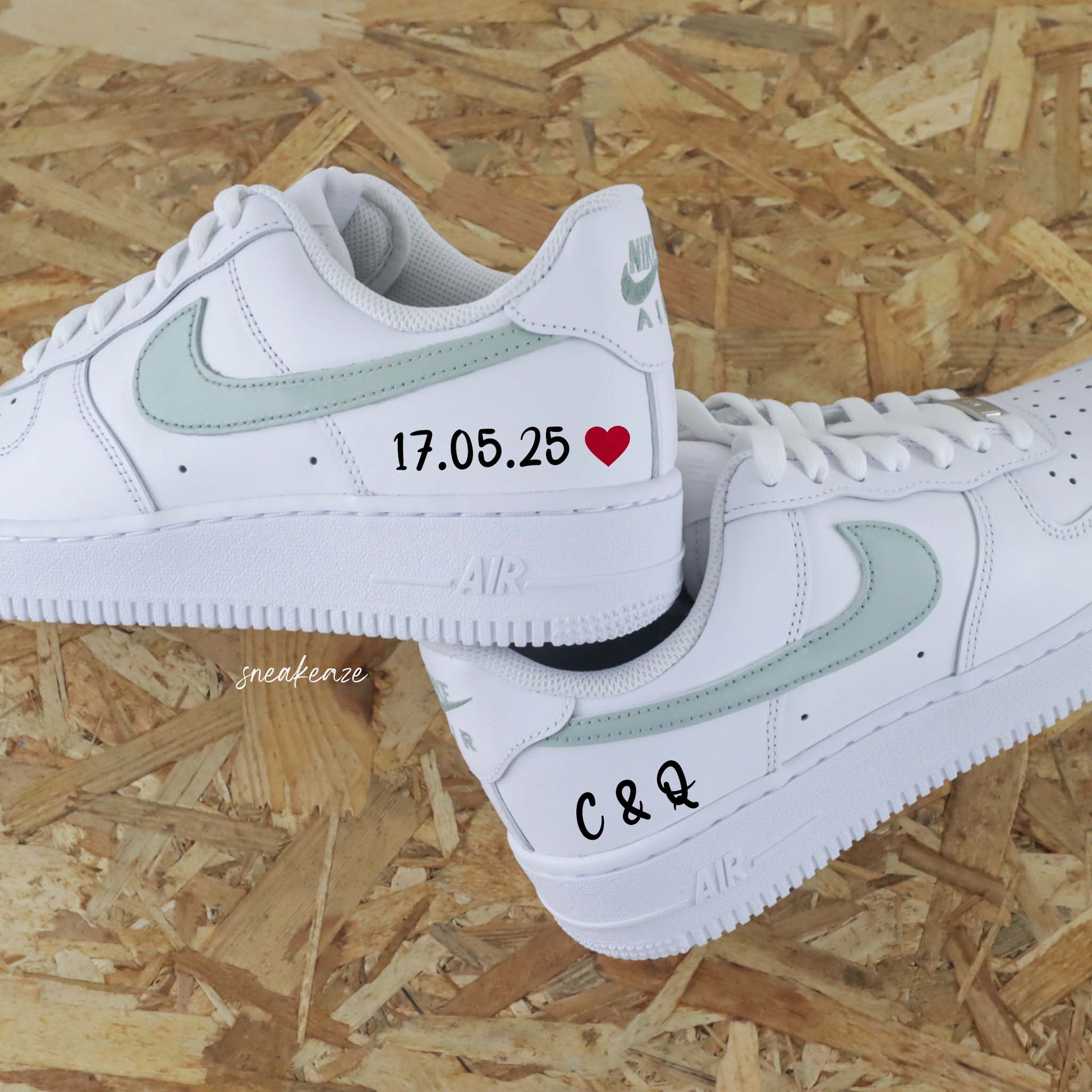 baskets Nike Air Force 1 custom mariage - inscription de la date et des 2 initiales des futurs mariés couleur pastel - sneakeaze customs skz