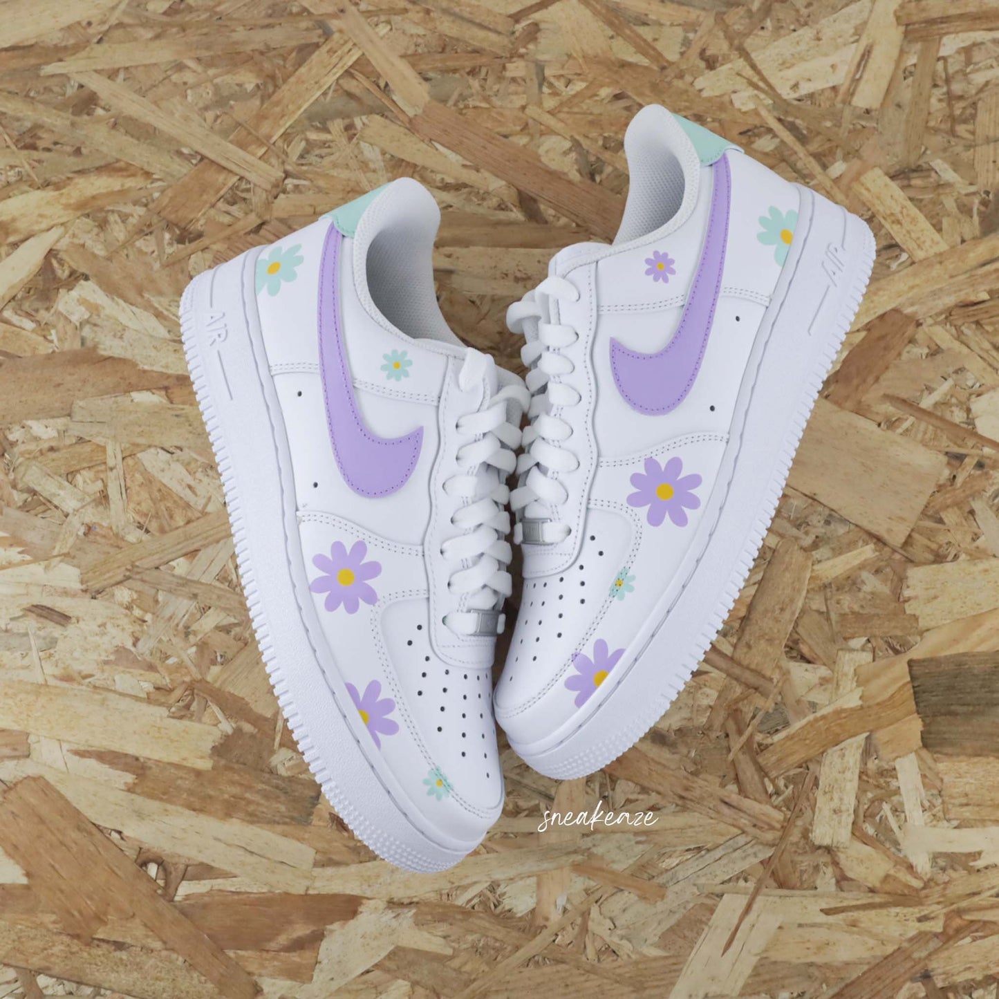 baskets nike air force 1 fleur pastel - chaussures personnalisées violette - dessins fleurs peints à la main sneakeaze customs skz