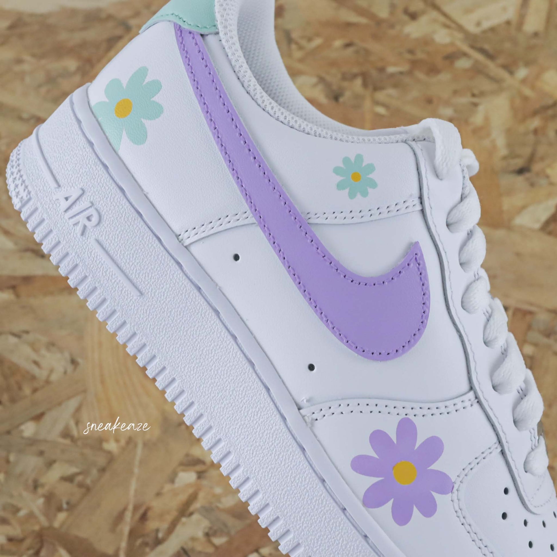 baskets nike air force 1 fleur pastel - chaussures personnalisées violette - dessins fleurs peints à la main sneakeaze customs skz