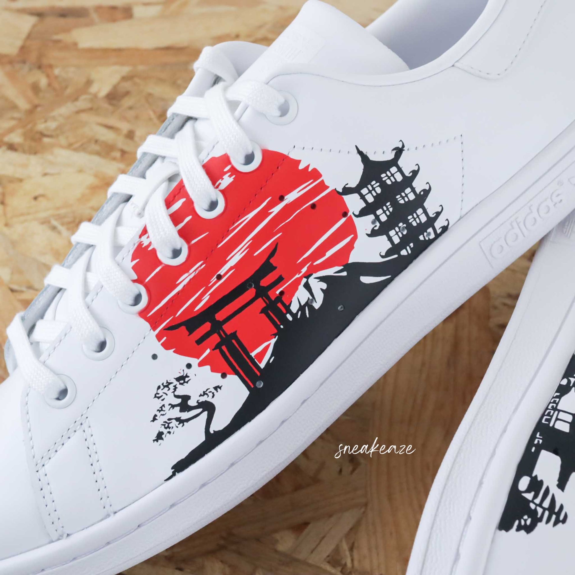 Japonese style - dessin traditionnel japonais - Adidas stan smith Custom Japon | Sneakeaze customs baskets personnalisées pour femme sneakers peint à la main advantage rouge et noir