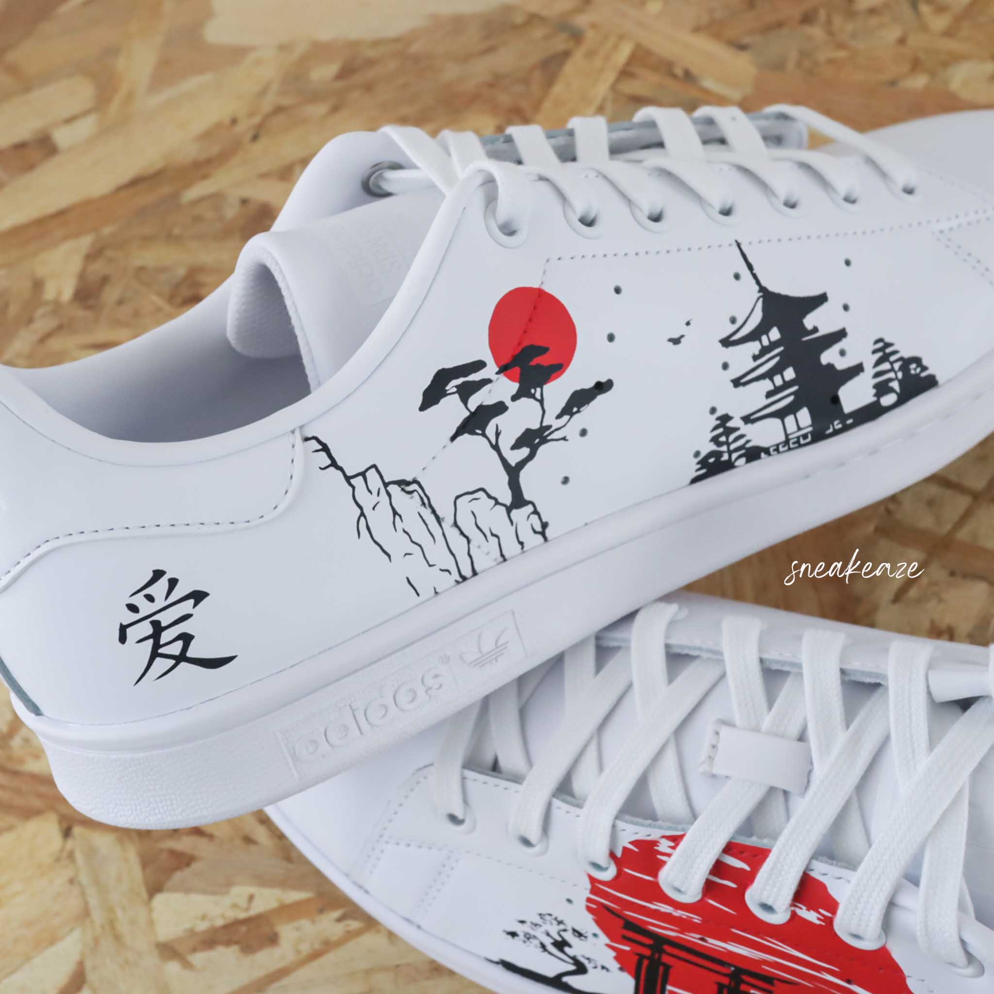 Japonese style dessin traditionnel japonais Adidas stan smith Custom Japon Sneakeaze customs baskets personnalisees pour femme sneakers advantage rouge et noir SNEAKEAZE CUSTOMS