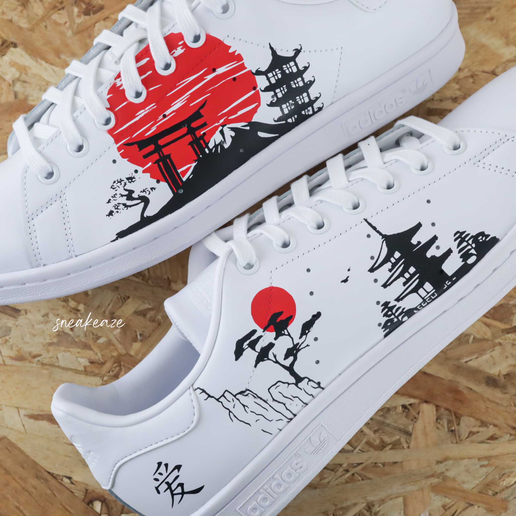 Japonese style dessin traditionnel japonais Adidas stan smith Custom Japon Sneakeaze customs baskets personnalisees pour femme sneakers advantage rouge et noir SNEAKEAZE CUSTOMS