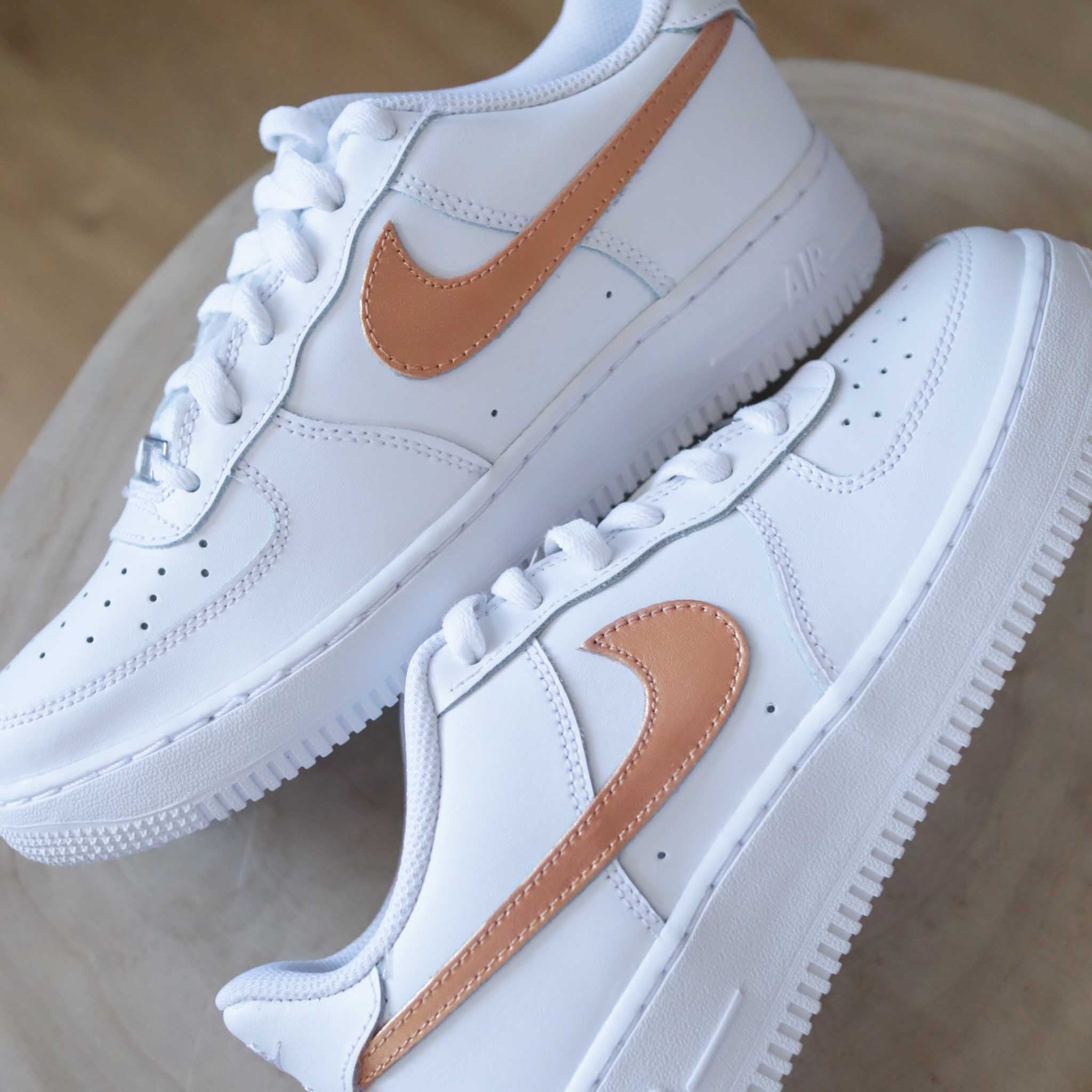 Nike Air Force 1 Custom Rose Gold Sneakers personnalisees pour femme SNEAKEAZE CUSTOMS