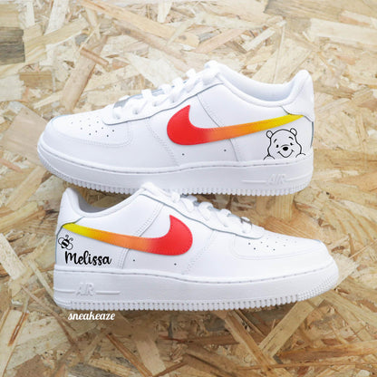 Baskets Nike Air force 1 custom - Tigrou. Dessins Tigrou et inscription du prénom personnalisable. Signes Nike orange et noir style tigre - winnie l'ourson disney sneakers peint à la main sneakeaze customs skz