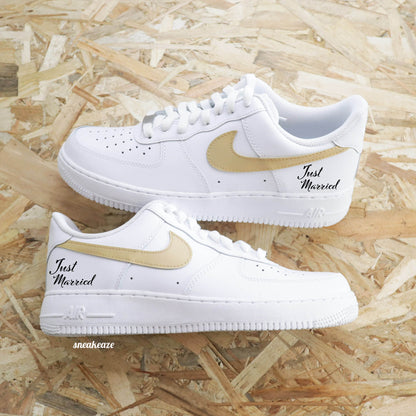 Nike Air Force 1 basses blanches en cuir custom, Démarquez-vous avec une paire de sneakers personnalisable pour votre mariage "just wedding" avec vos initiales et la date du grand jour à l'arrière des baskets. Des sneakers qui sortent vraiment de l’ordinaire pour le jour J. wedding day.