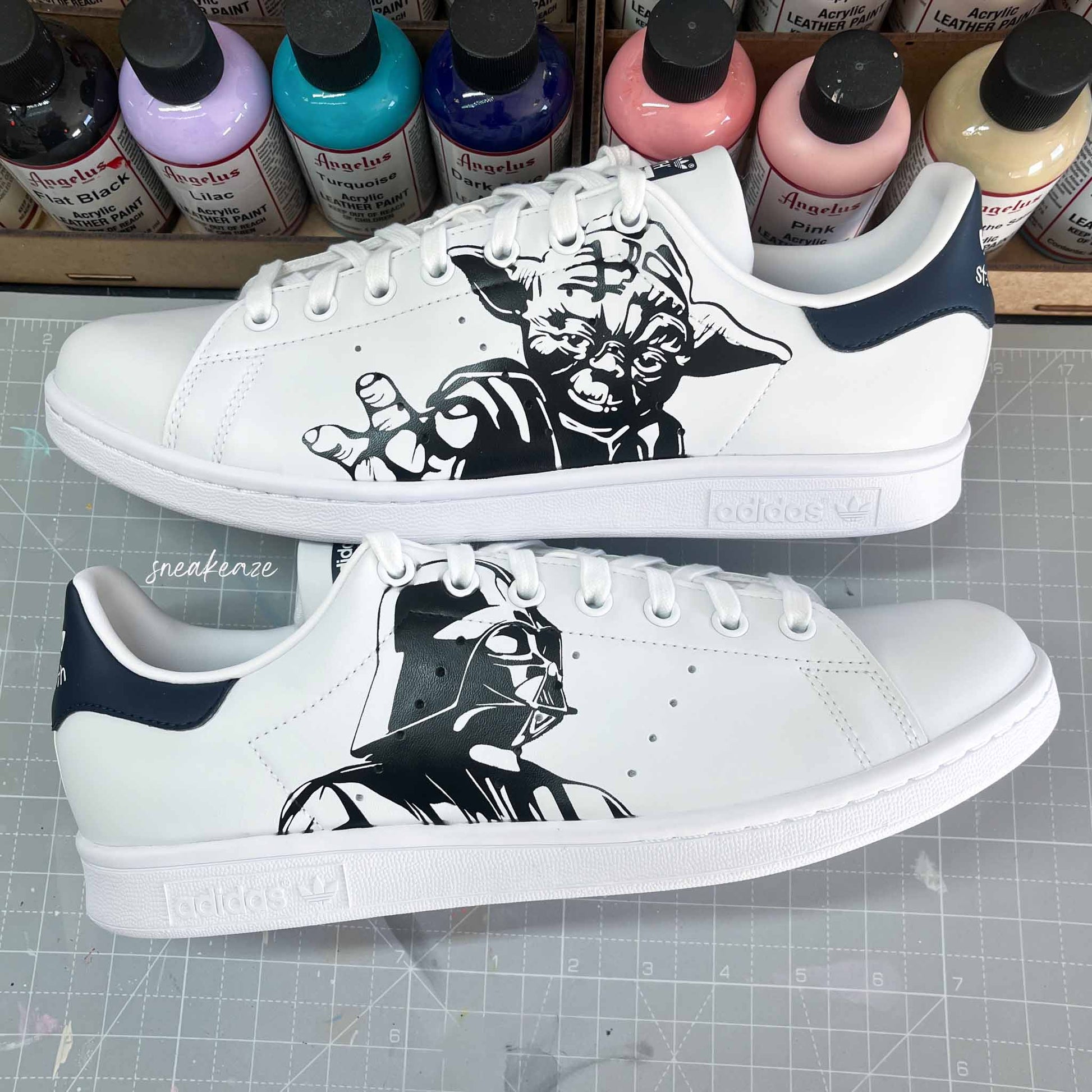 baskets Adidas stan smith custom dessin peint à la main star wars dark vador et maitre yoda jedi sneakeaze custom skz