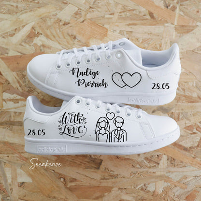 Adidas Stan smith custom pour mariage thème romantique. Inscription de la date et des prénoms des mariés ainsi que "with love" - dessin de mariés- sneakeaze custom skz wedding