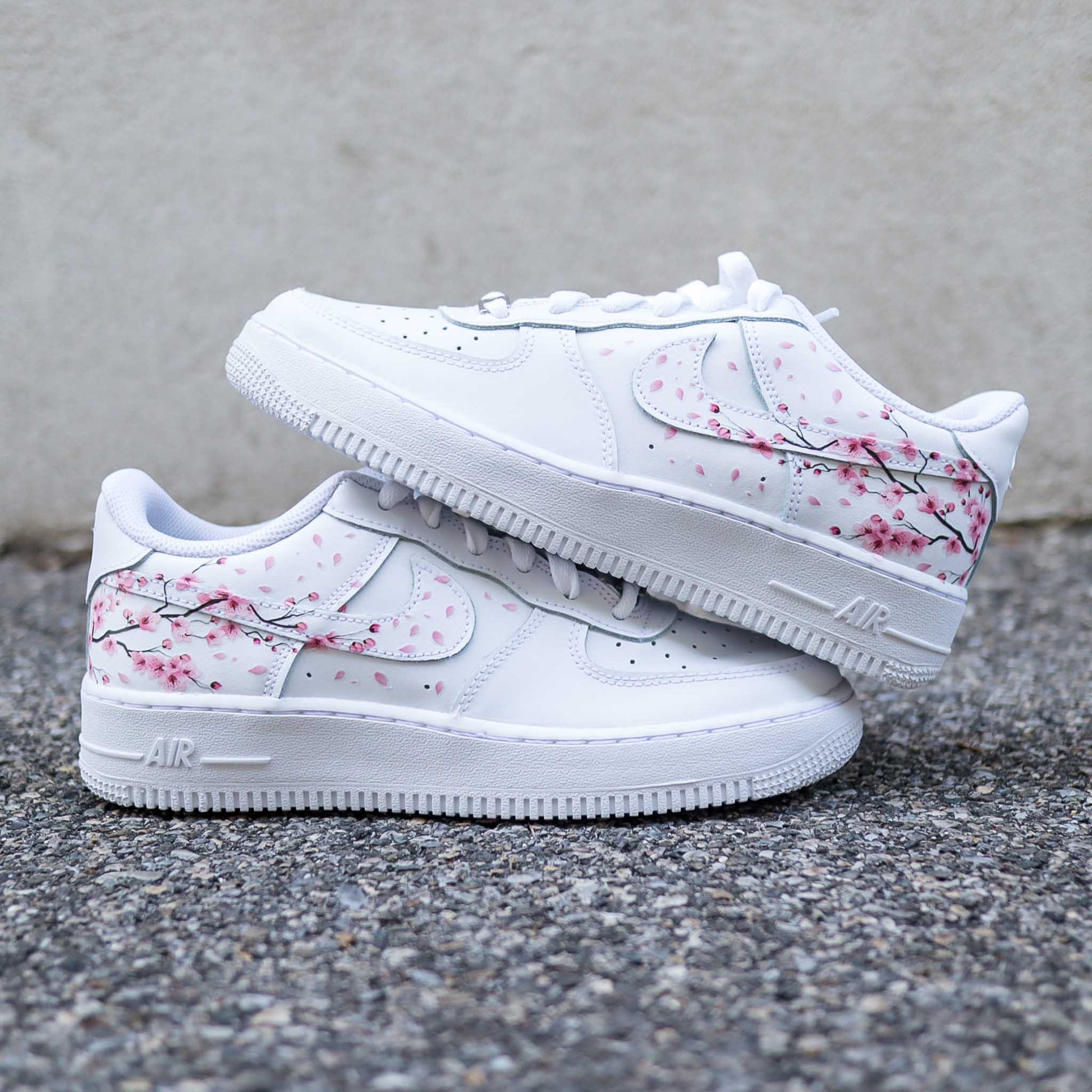 nike air force 1 custom cherry blossom nike fleurs de cerisiers baskets custom pour femme sneakers personnalisées fleurs roses japon af1 pastel nike personnalisable