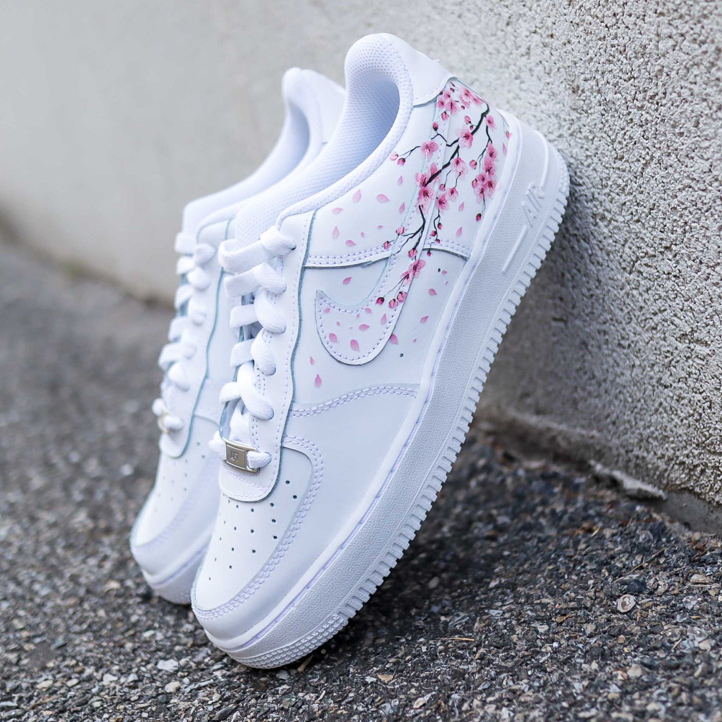 nike air force 1 custom cherry blossom nike fleurs de cerisiers baskets custom pour femme sneakers personnalisées fleurs roses japon af1 pastel nike personnalisable