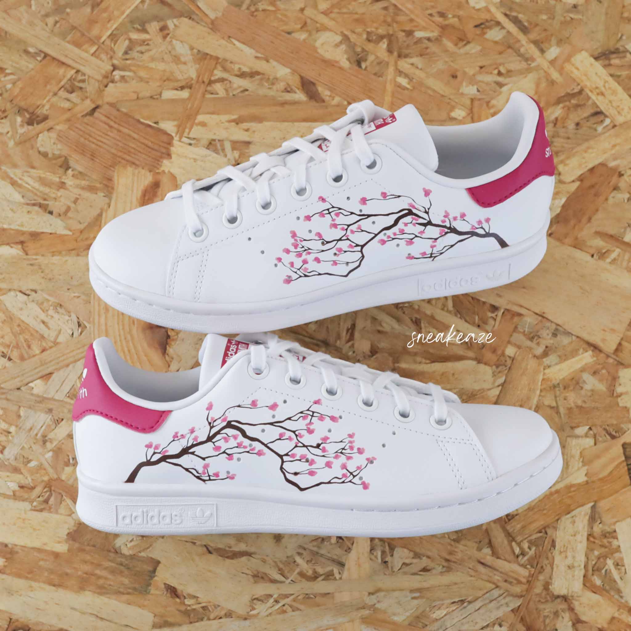 Adidas Stan Smith Custom Cherry Blossom Fleurs de Cerisiers Sakura vert d eau pastel peint a la main sneakers personnalise adidas unisexe dessin japon kawaii SNEAKEAZE CUSTOMS