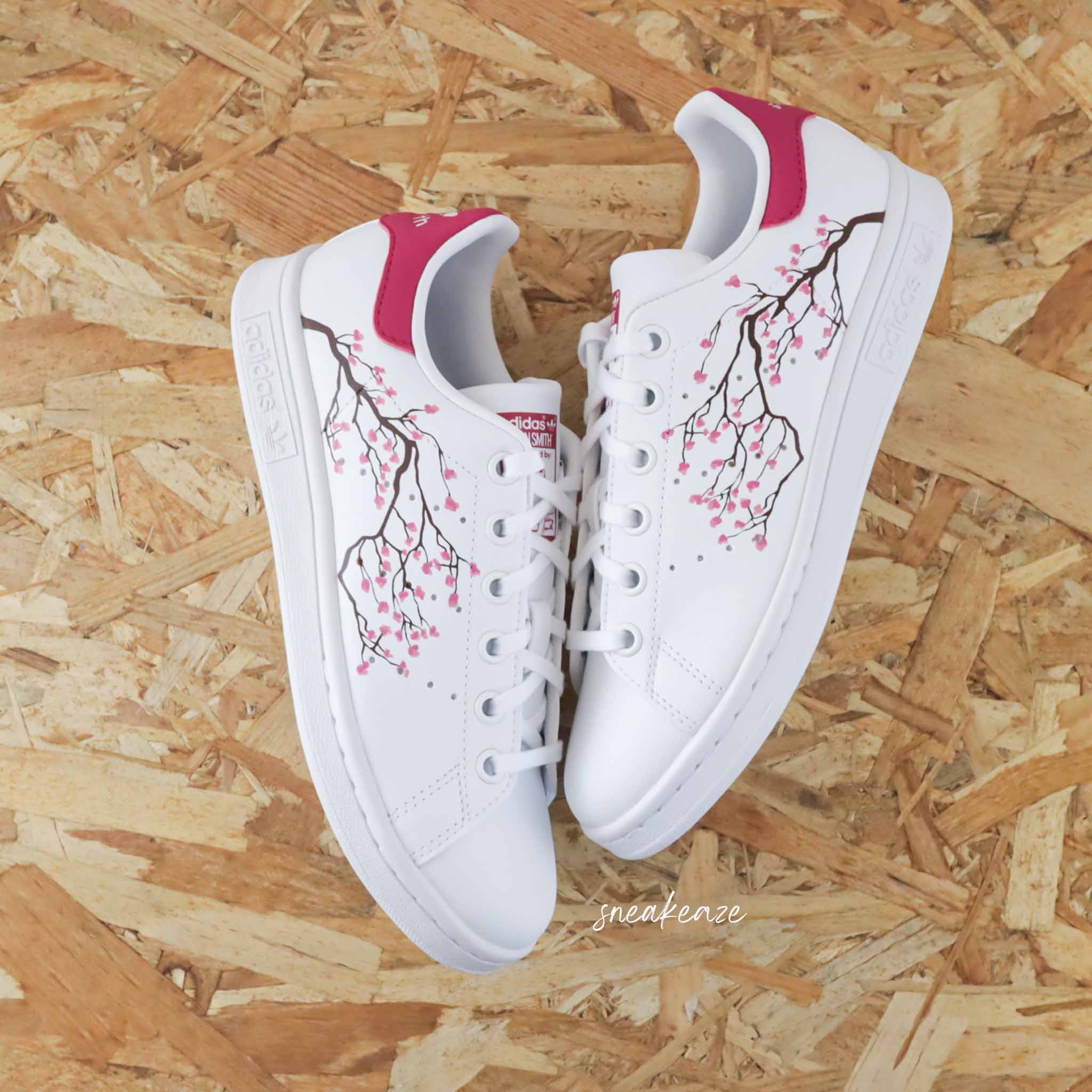 Adidas Stan Smith Custom Cherry Blossom Fleurs de Cerisiers Sakura vert d eau pastel peint a la main sneakers personnalise adidas unisexe dessin japon kawaii SNEAKEAZE CUSTOMS