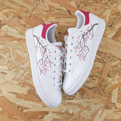 Adidas Stan Smith Custom Cherry Blossom Fleurs de Cerisiers Sakura rouge peint à la main - sneakers personnalisé adidas pour enfant dessin japon kawaii