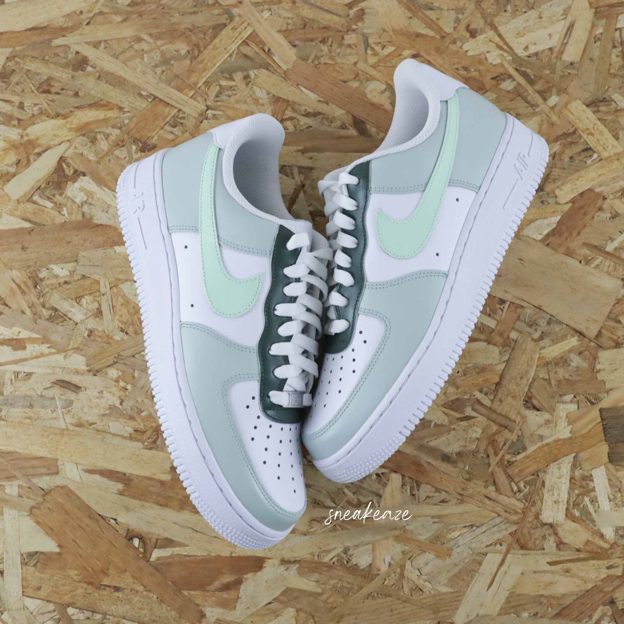 Nike Air Force 1 Custom Sage Green Pastel sneakers personnalise AF1 unisexe pour homme et femme SNEAKEAZE CUSTOMS