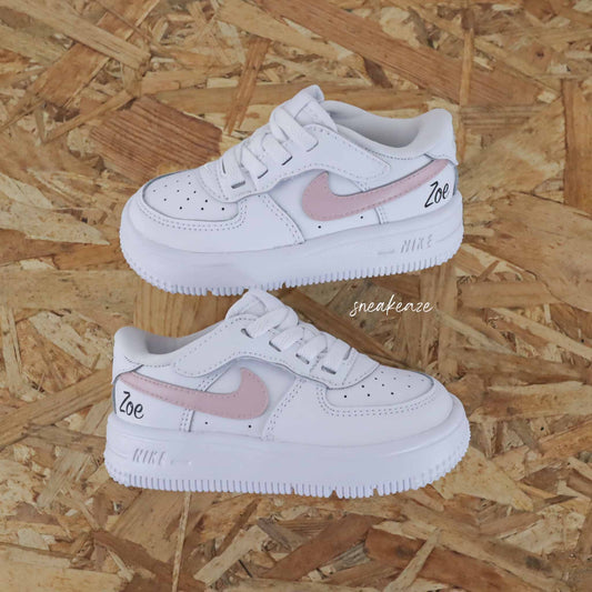 nike air force 1 custom swoosh rose pastel sneakers enfant AF1 personnalisé avec inscription du prénom basket peint à la main 