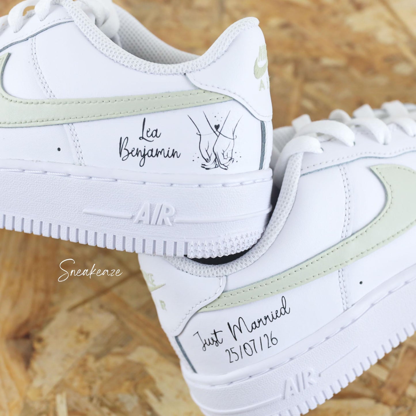 Nike Air Force 1 custom - paire de sneakers personnalisable pour votre mariage "main dans la main" avec la date du grand jour et les prénoms des mariés