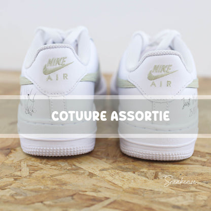 Nike Air Force 1 custom - paire de sneakers personnalisable pour votre mariage "main dans la main" avec la date du grand jour et les prénoms des mariés