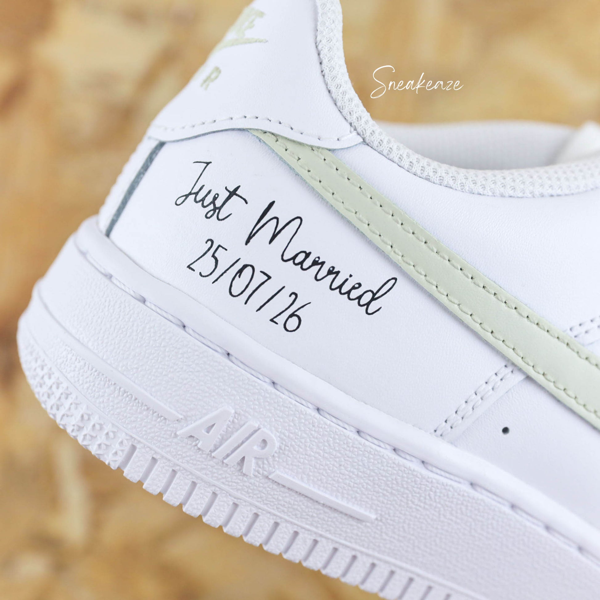 Nike Air Force 1 custom - paire de sneakers personnalisable pour votre mariage "main dans la main" avec la date du grand jour et les prénoms des mariés