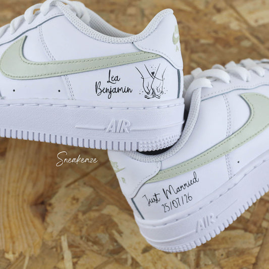 Nike Air Force 1 custom - paire de sneakers personnalisable pour votre mariage "main dans la main" avec la date du grand jour et les prénoms des mariés