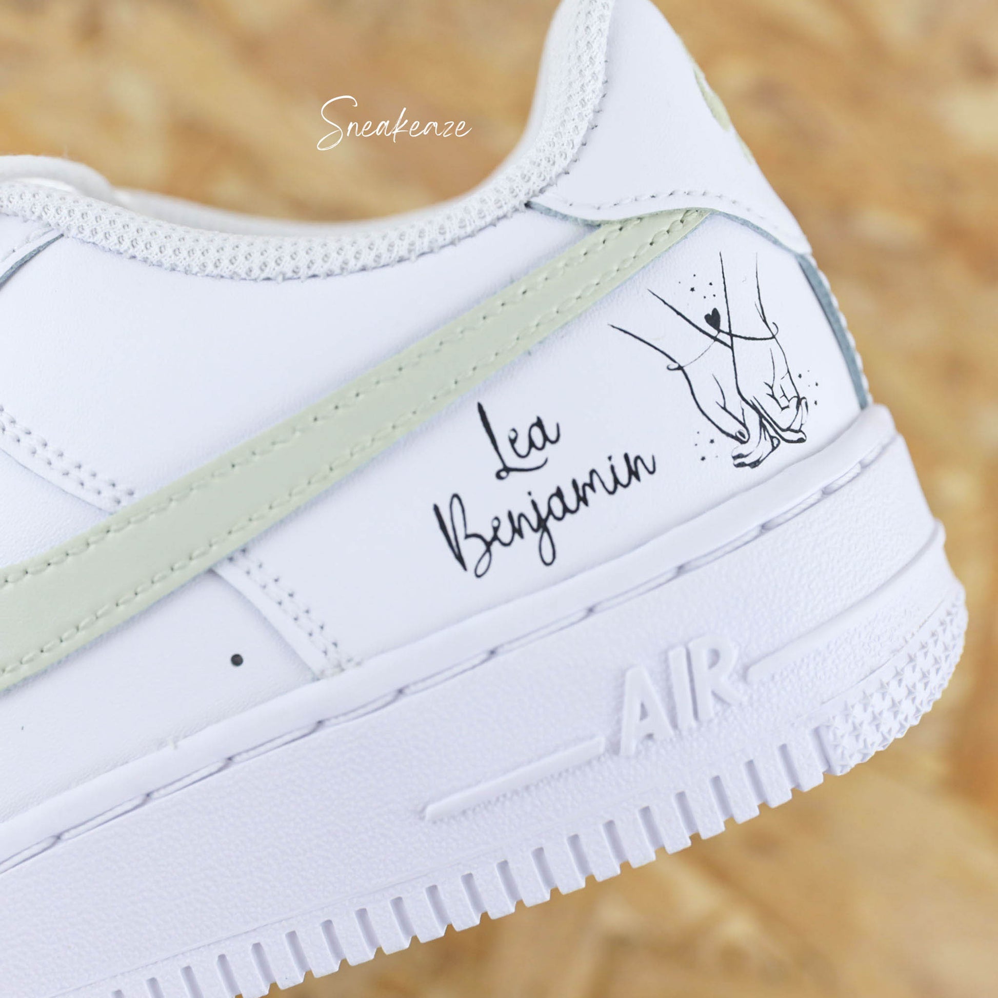 Nike Air Force 1 custom - paire de sneakers personnalisable pour votre mariage "main dans la main" avec la date du grand jour et les prénoms des mariés