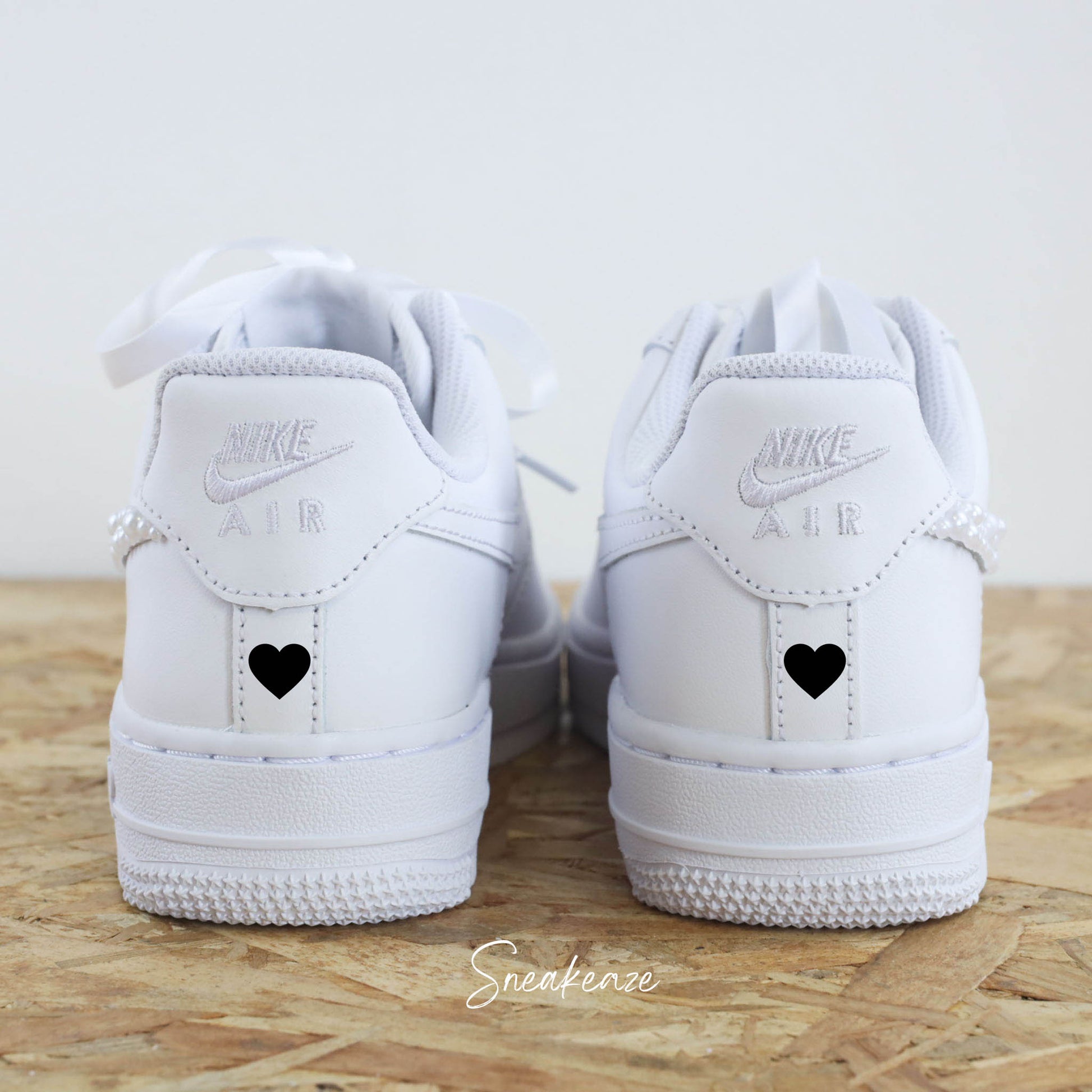 Perles - WEDDING CUSTOM nike Air force 1 custom nacrées pour mariage pour mariée , Chaussures personnalisées initiales et date et coeur