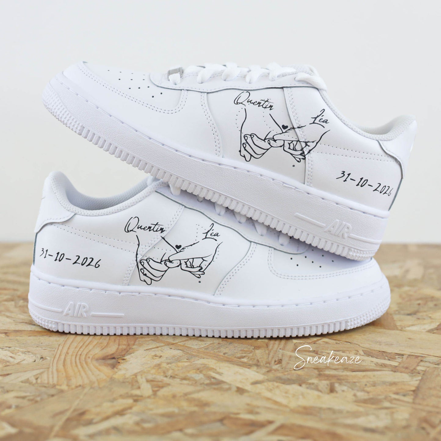 Nike Air Force 1 custom mariage - paire de sneakers personnalisable pour votre mariage avec inscription des prénoms des mariés et la date du jour J. 