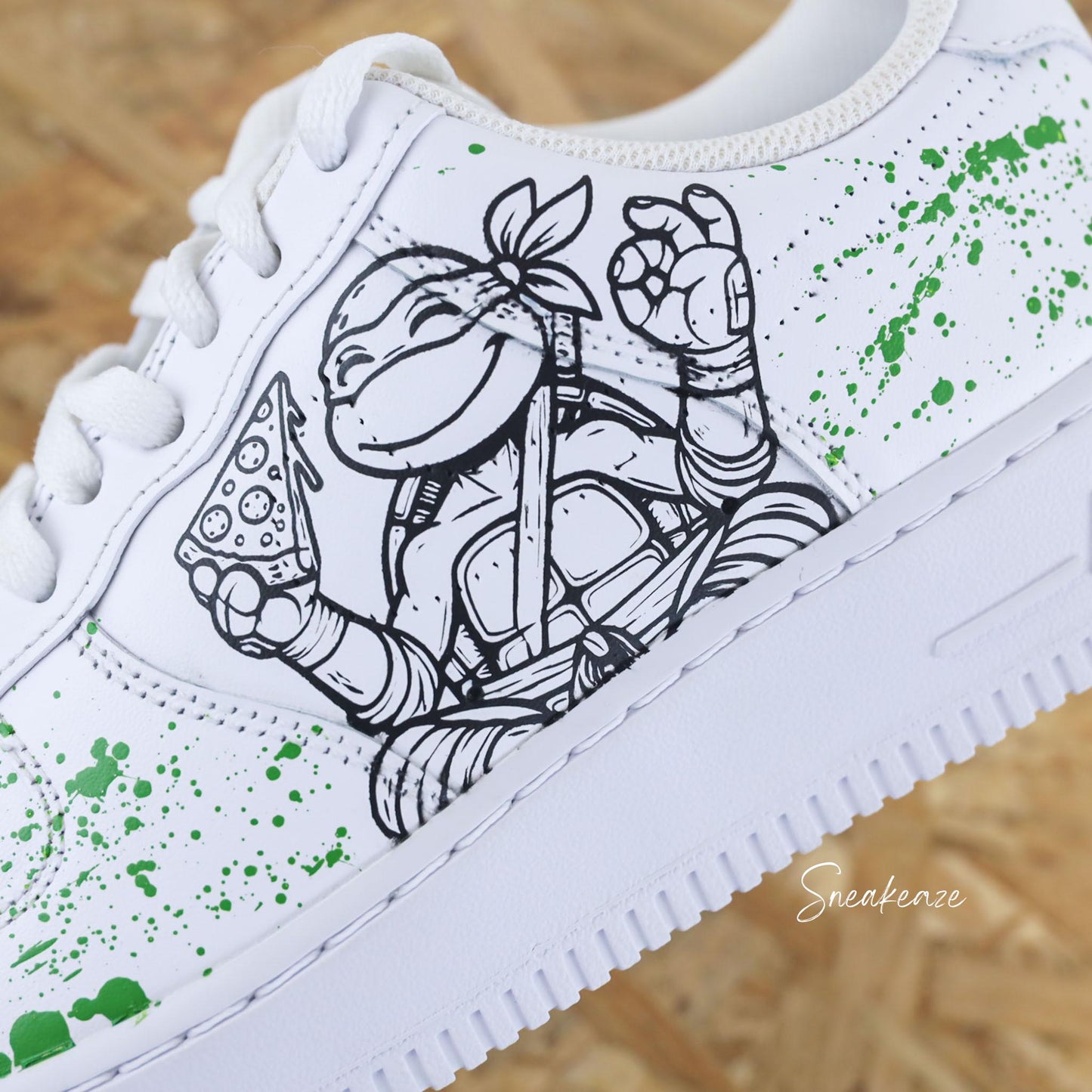 Baskets Nike Air force 1 custom - Tortue Ninja. Dessin tortue ninja avec splash vert sneakers personnalisées sneakeaze customs