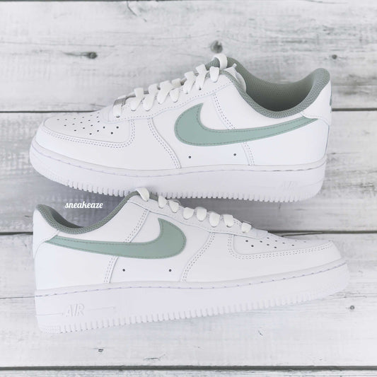 Baskets nike air force 1 custom swoosh et toile couleur vert de gris - peint à la main