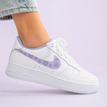Swoosh & fleurs lila - Air Force 1 custom - SNEAKEAZE CUSTOMS