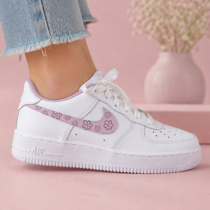 Swoosh & fleurs rose clair - Air Force 1 custom - SNEAKEAZE CUSTOMS