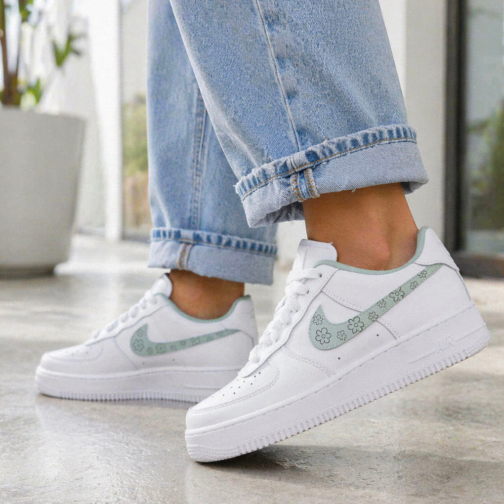 Swoosh & fleurs vert de gris - Air Force 1 custom sneakeaze