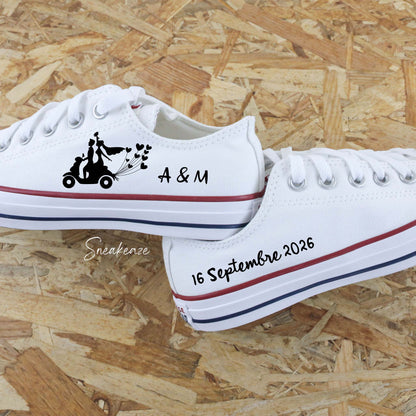 Converse basses blanches en toile custom pour votre mariage dessin de mariés sur une vespa avec l'inscription de la date du jour J et des initiales des mariés 
