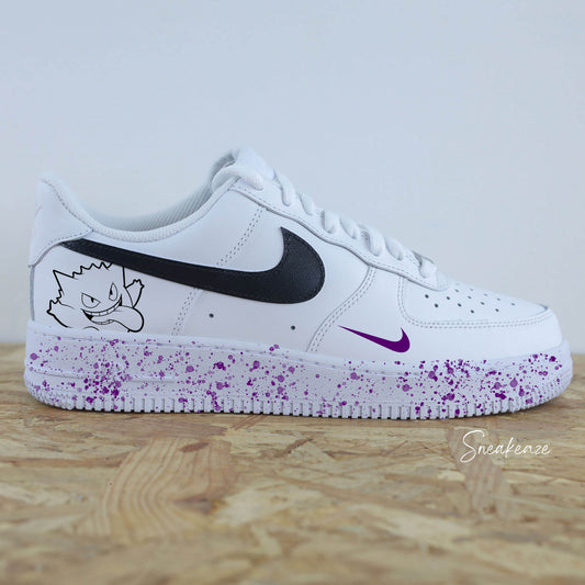 Baskets Nike Air Force 1 custom swoosh noir et dessin d'un pokemon spectre : ectoplasma avec Splash violet - sneakeaze custom