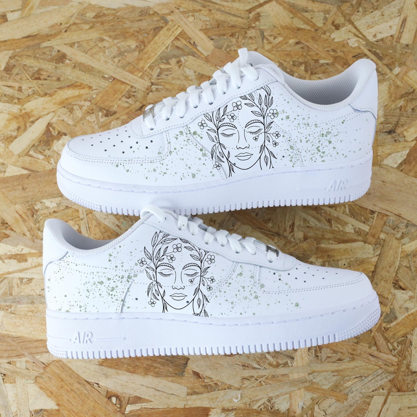 Baskets personnalisées Air Force 1, design visage entouré de fleurs, sneakers artisanales faites main en atelier à Aubagne sneakeaze custom