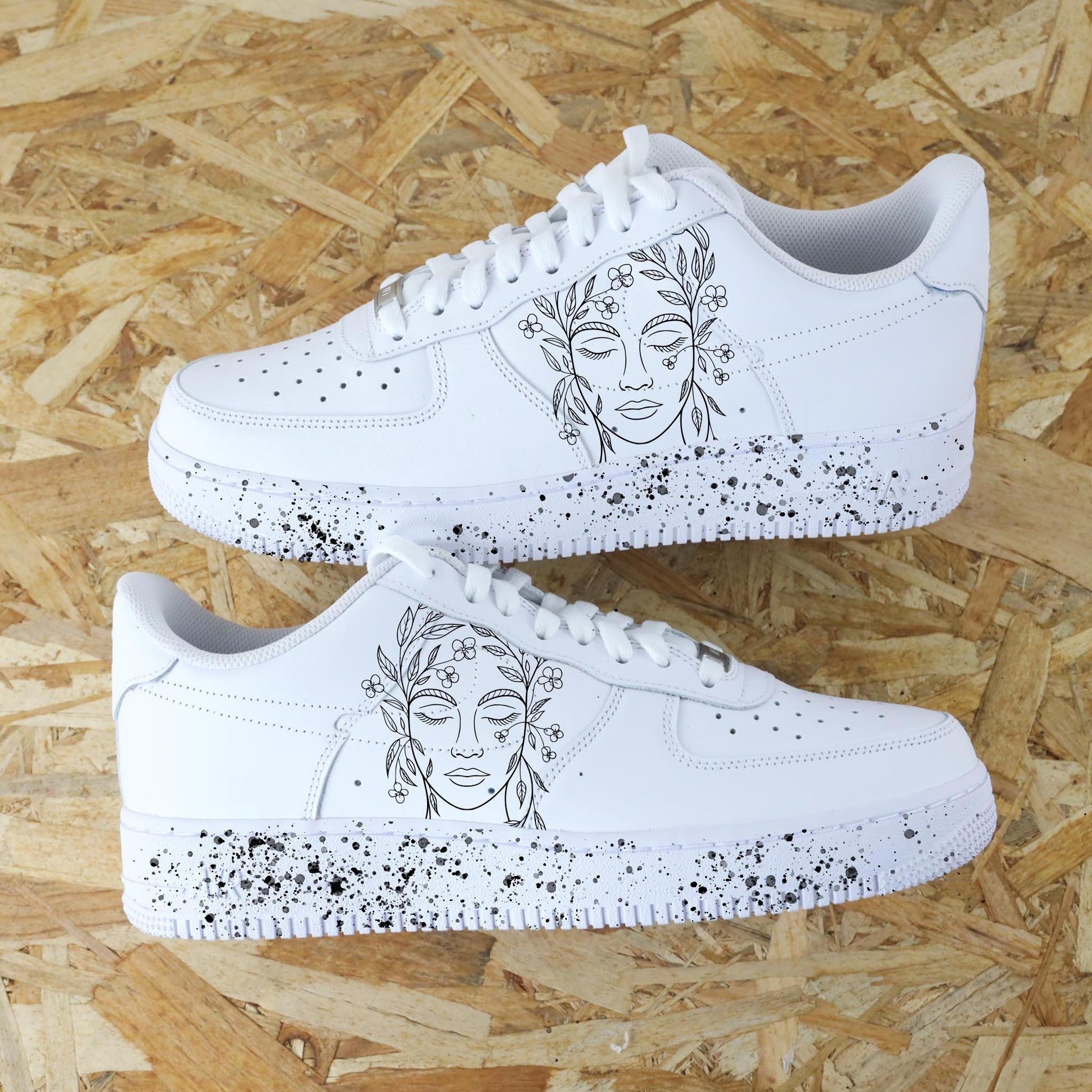 Nike Air Force 1 custom, illustration florale et visage serein, baskets uniques pour un style poétique et naturel
sneakeaze customs splash