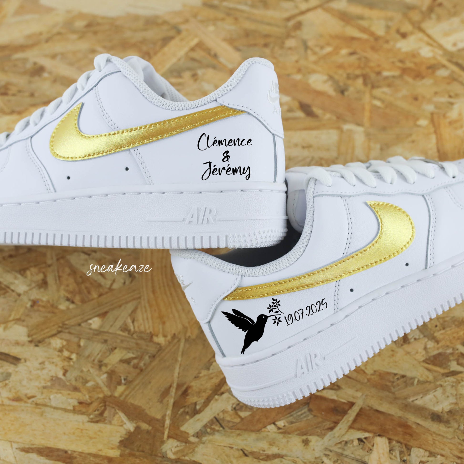 baskets Nike Air force 1 custom mariage - swoosh métallisé doré avec inscription des prénoms et de la date du mariage sur les côtés extérieurs - dessin d'un colibri sneakeaze customs