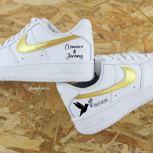 baskets Nike Air force 1 custom mariage - swoosh métallisé doré avec inscription des prénoms et de la date du mariage sur les côtés extérieurs - dessin d'un colibri sneakeaze customs