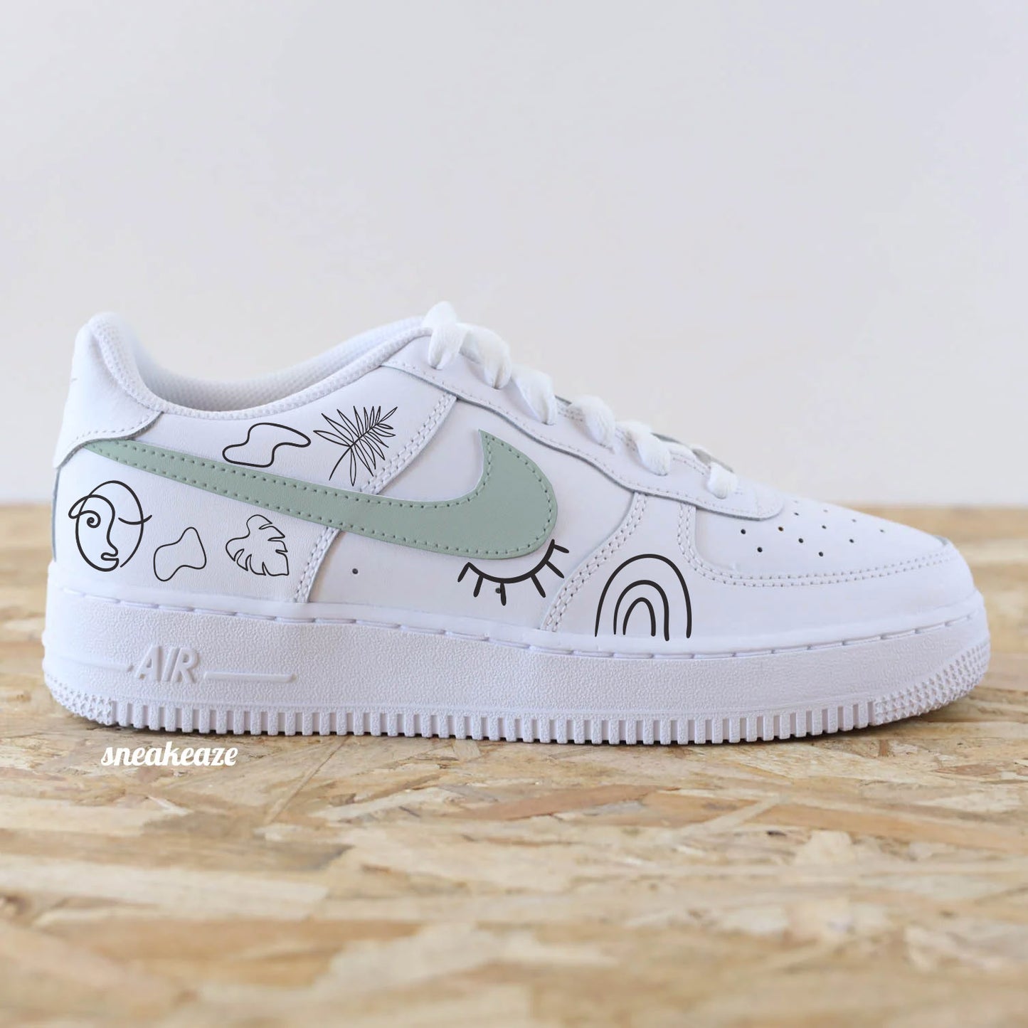 Baskets Nike Air Force 1 custom personnalisées à la main style abstrait avec swoosh vert de gris pastel - sneakeaze customs