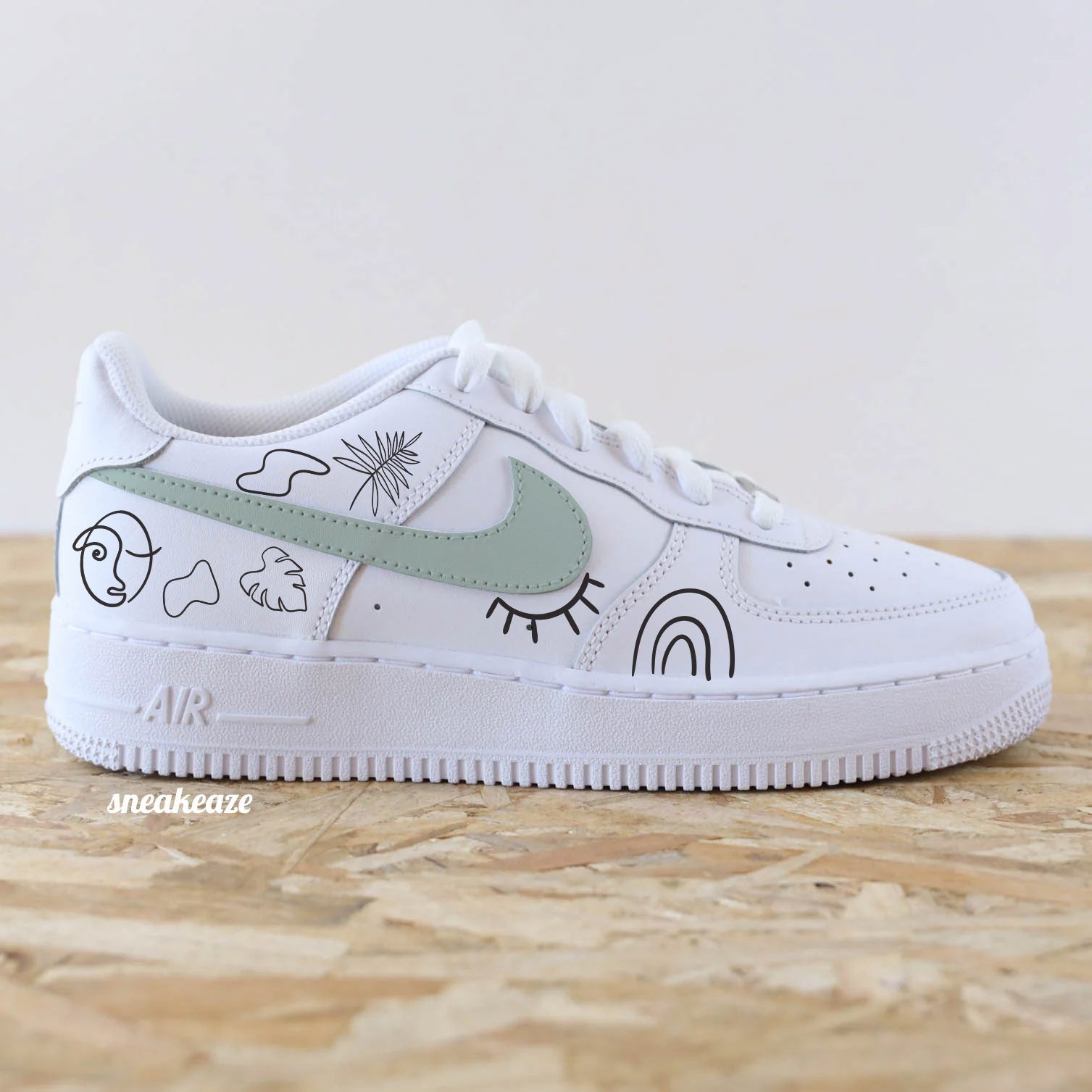 Baskets Nike Air Force 1 custom personnalisées à la main style abstrait avec swoosh vert de gris pastel - sneakeaze customs
