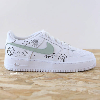 Baskets Nike Air Force 1 custom personnalisées à la main style abstrait avec swoosh vert de gris pastel - sneakeaze customs