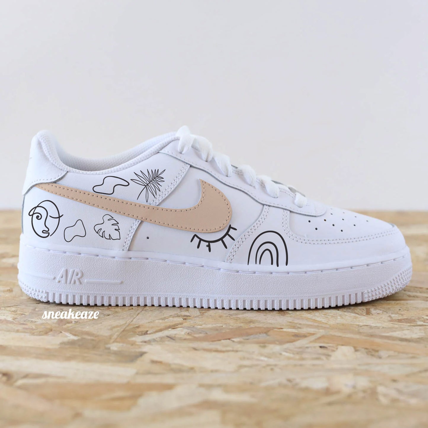 Baskets Nike Air Force 1 custom personnalisées à la main style abstrait avec swoosh orange pastel - sneakeaze customs