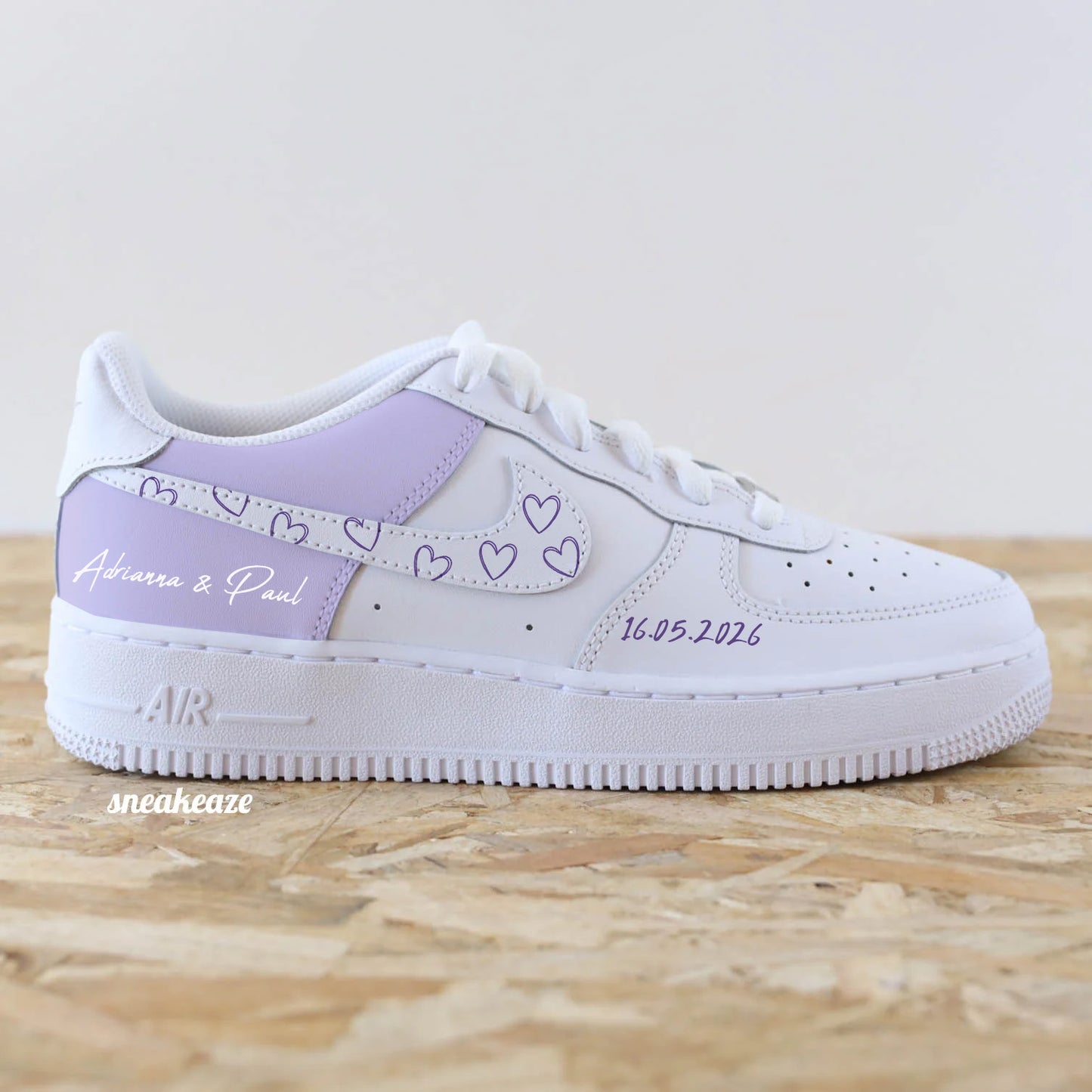 WEDDING CUSTOM - Baskets personnalisées - nike Air Force 1 mariage swoosh motifs coeur et lila pastel inscription prénoms unisexe sneakeaze custom