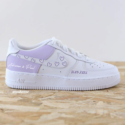 WEDDING CUSTOM - Baskets personnalisées - nike Air Force 1 mariage swoosh motifs coeur et lila pastel inscription prénoms unisexe sneakeaze custom
