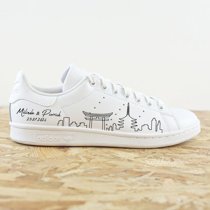 Adidas Stan smith custom mariage avec l'inscription des prénoms ainsi que la date de mariage, dessin représentant le Japon