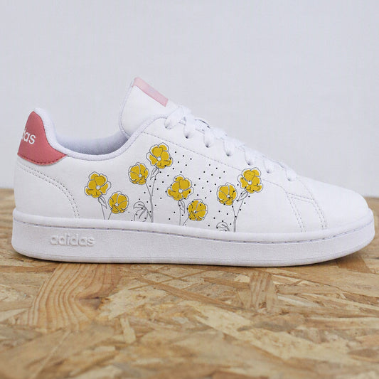 Paire de baskets personnalisées femme avec motif floral jaune et artisanat fait main