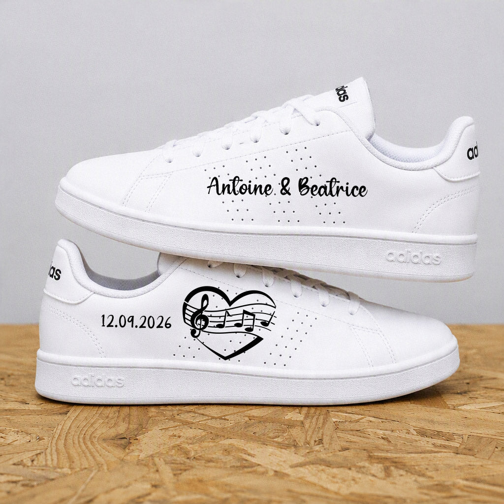 Baskets mariage personnalisées Adidas blanches cœur et notes de musique par Sneakeaze Customs