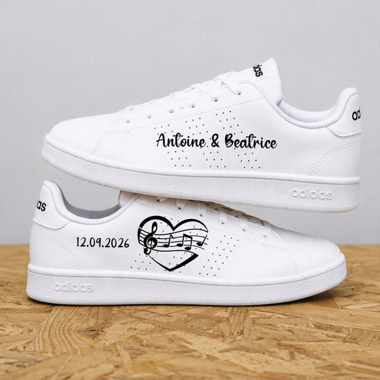 Baskets mariage personnalisées Adidas blanches cœur et notes de musique par Sneakeaze Customs