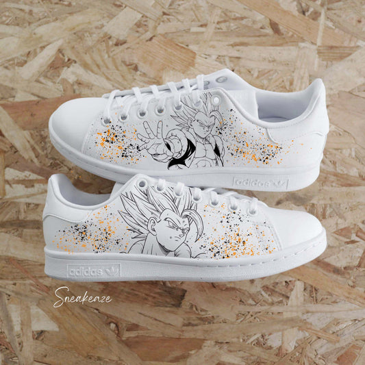 Chaussures baskets adidas stan smith custom manga dbz gogeta dragon ball z avec une illustration détaillée du guerrier fusionné et des éclaboussures de peinture orange. Sneakers dbz homme, air foerce 1 custom dragon ball