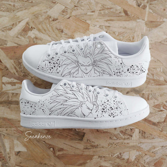 Chaussures baskets adidas custom manga dbz avec une illustration détaillée du guerrier Saiyan Goku SS3.